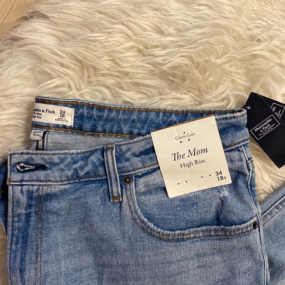 Abercrombie & Fitch Curve Love Mom Jeans - Picture 3 of 5